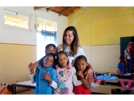 Raquel numa escola em Cabo Verde