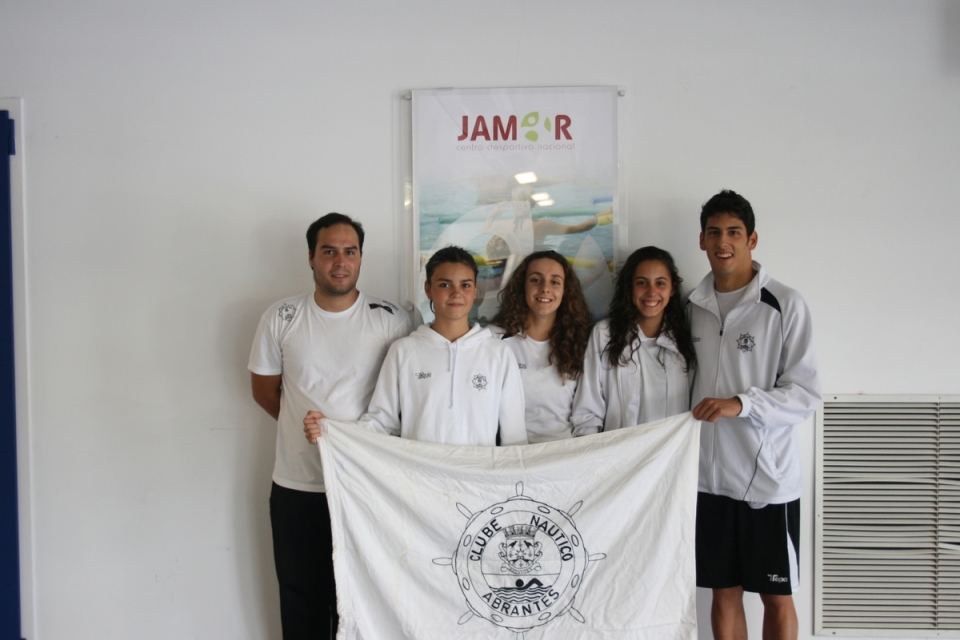 Nuno Valente com os nadadores presentes no Campeonato Nacional. Mariana Vitria (ao centro)