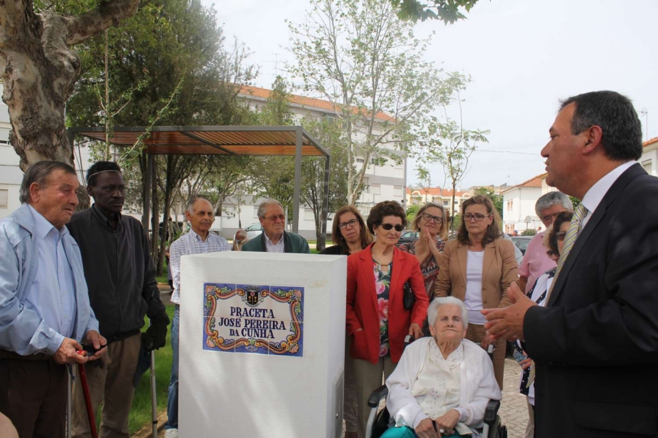 Jos Pereira da Cunha,  esquerda