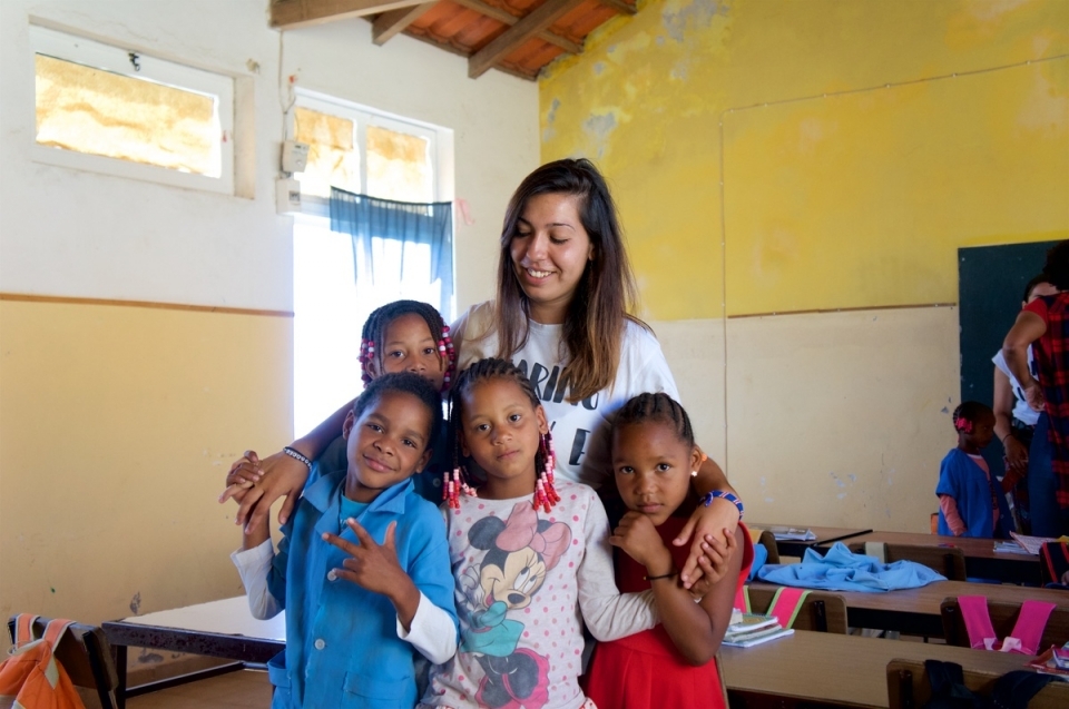 Raquel numa escola em Cabo Verde