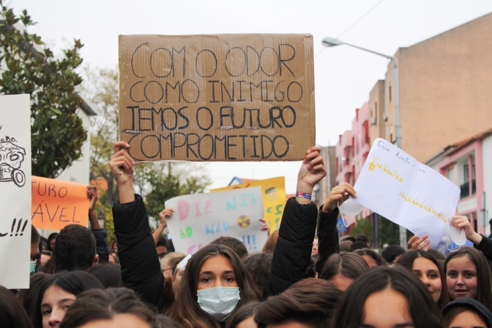 Alunos em protesto contra os maus-cheiros em Alcanena