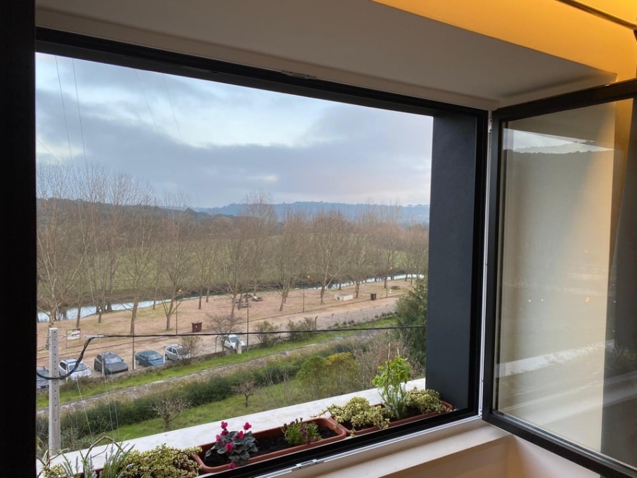 Vista de um dos quartos do Alojamento Local, com o rio em frente